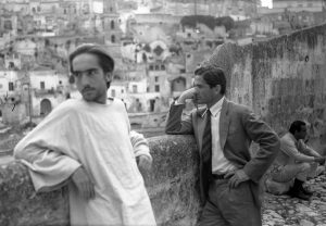 NoteVerticali.it_Pasolini a Matera_davanti ai sassi