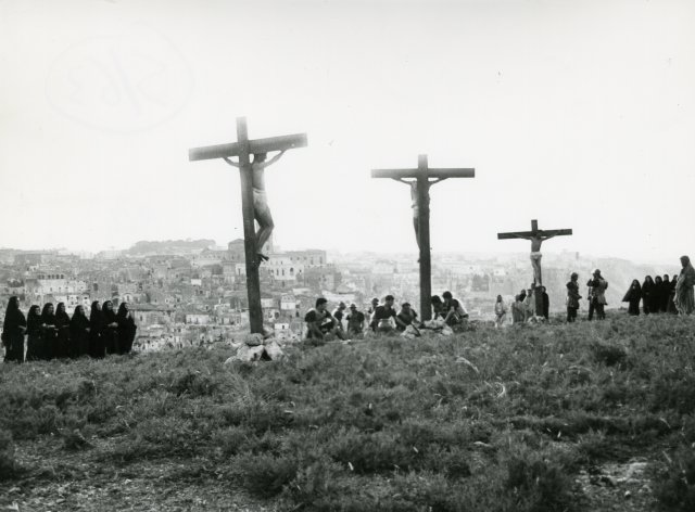 "Il Vangelo secondo Matteo": la Crocifissione, girata a Matera (Fotografia di Angelo Novi / Cineteca di Bologna)  