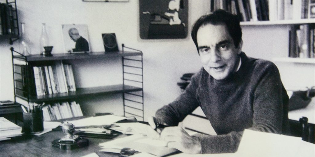 Italo Calvino nel suo studio