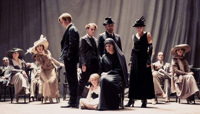 NoteVerticali.it_Gabriele_Lavia_Sei_personaggi_in_cerca_d_autore_Luigi_Pirandello_Teatro_Eliseo_1