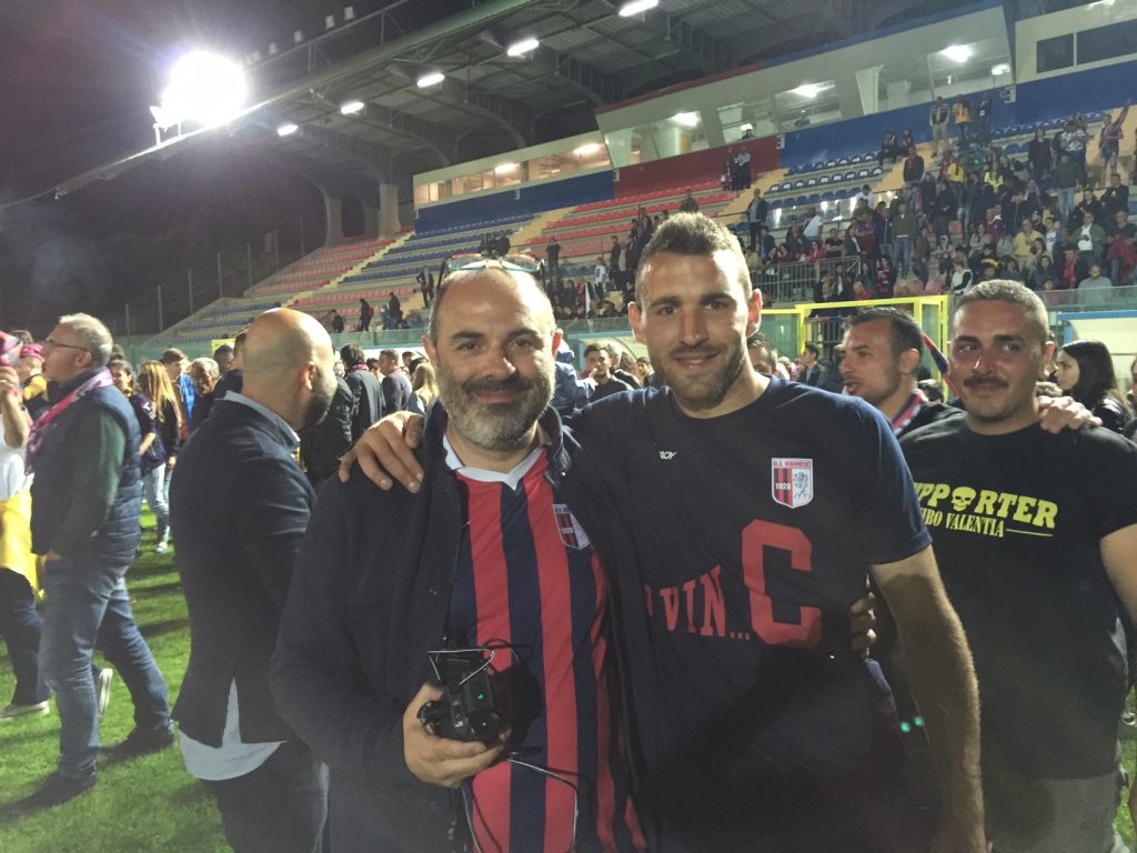 Vincenzo Greco, con la sua inseparabile videocamera, con uno dei giocatori, Gabriele Franchino, la sera del festeggiamento dopo la vittoria allo spareggio.
