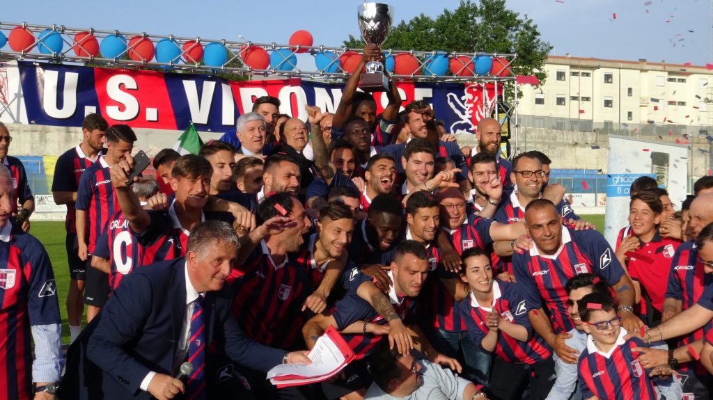 La Vibonese solleva la Coppa per aver vinto il campionato di serie D.
