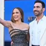 Jennifer Lopez e Brett Goldstein: un incontro sul set di ‘Office Romance’ e l’amore per ‘Off Campus’